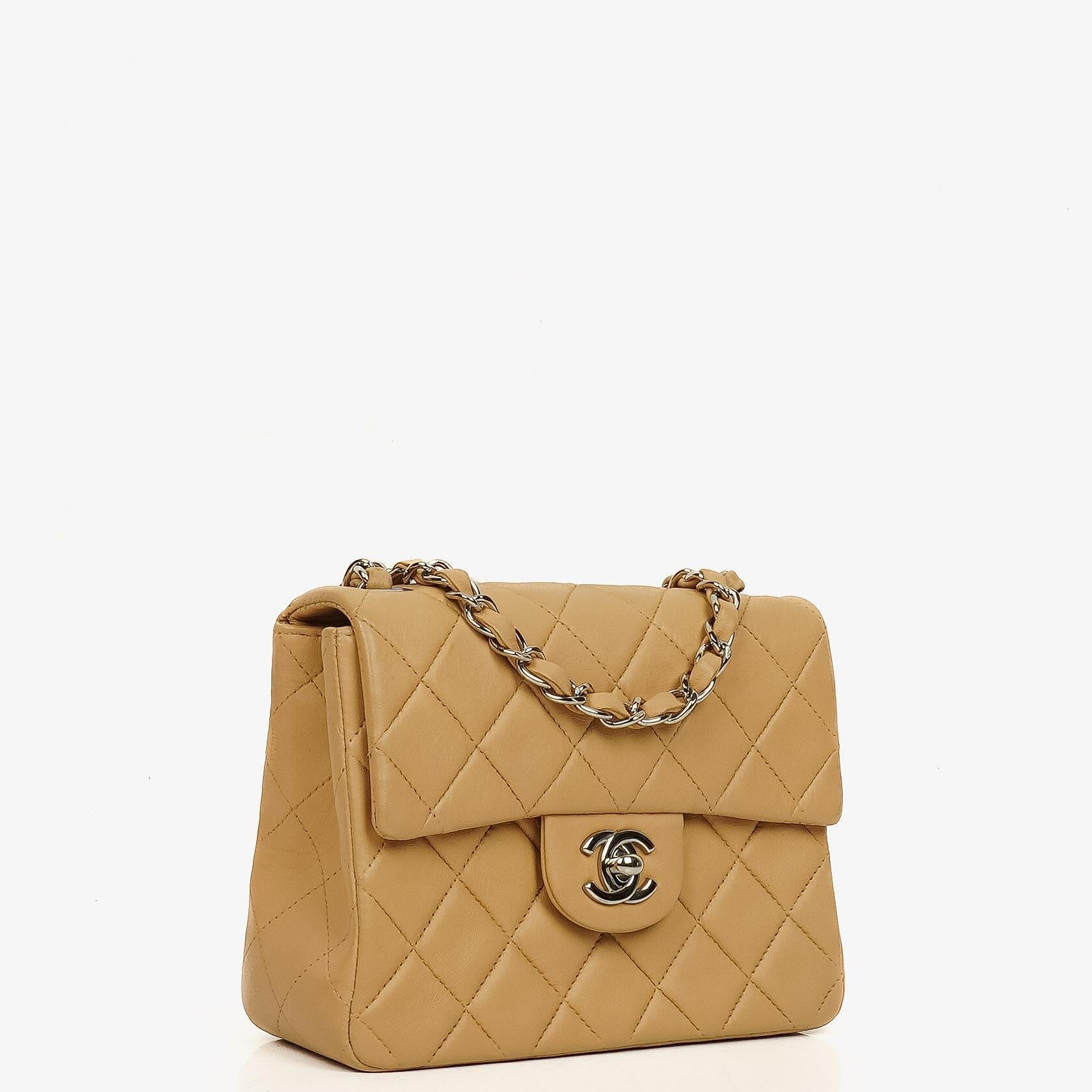 Chanel Mini Square Classic Flap Bag aus beigem gestepptem Lammleder mit silberfarbener Hardware