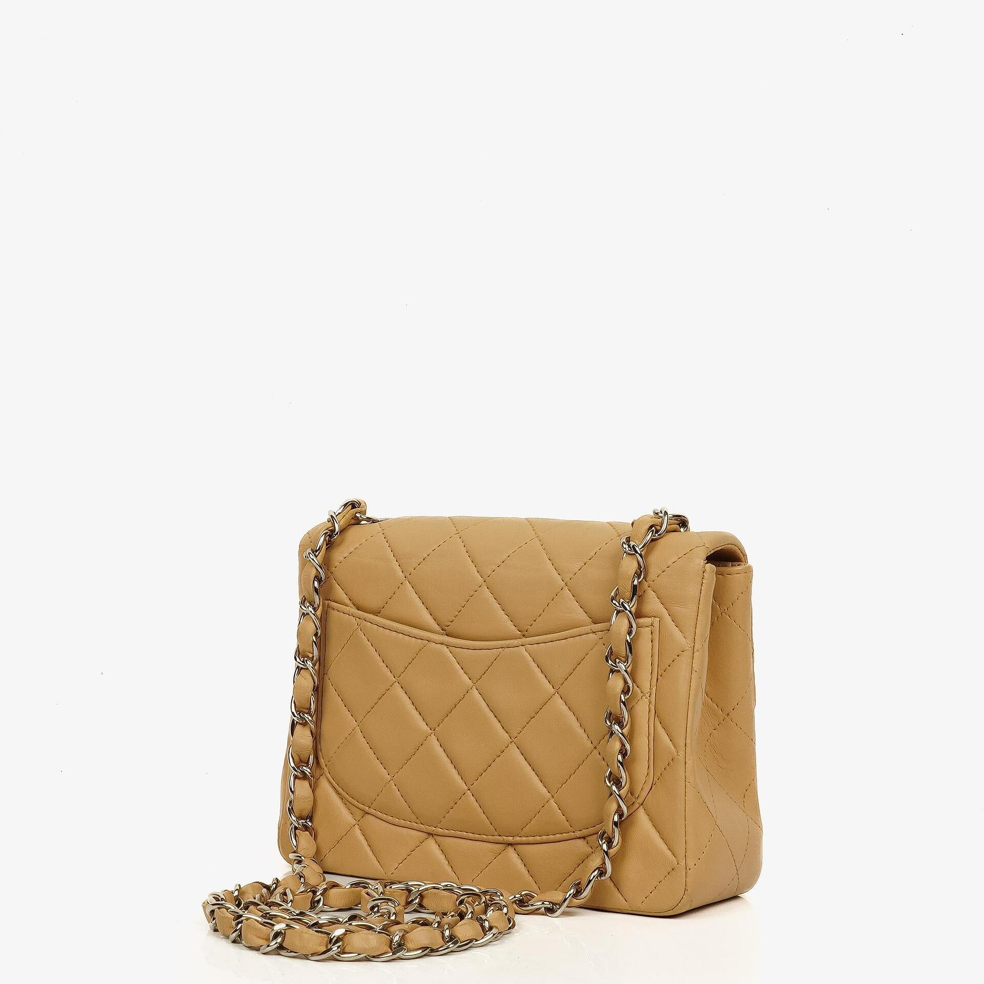 Chanel Mini Square Classic Flap Bag aus beigem gestepptem Lammleder mit silberfarbener Hardware