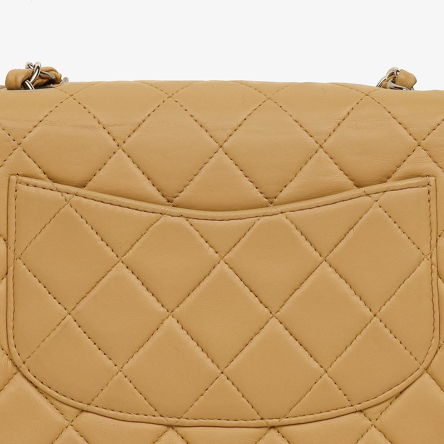 Chanel Mini Square Classic Flap Bag aus beigem gestepptem Lammleder mit silberfarbener Hardware