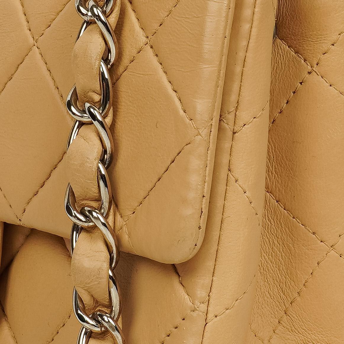 Chanel Mini Square Classic Flap Bag aus beigem gestepptem Lammleder mit silberfarbener Hardware
