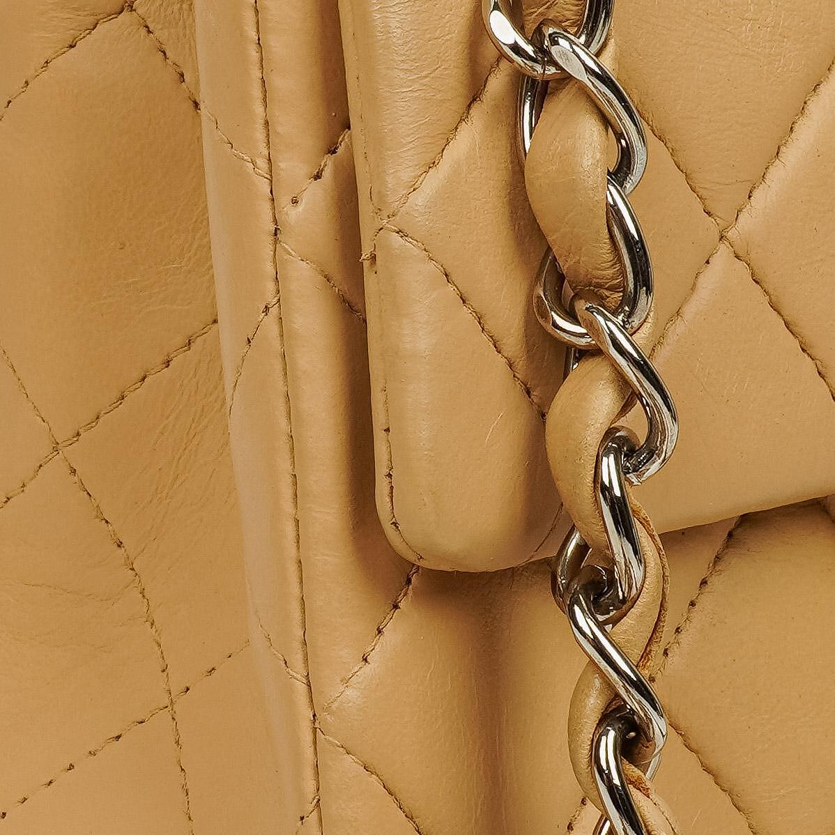 Chanel Mini Square Classic Flap Bag aus beigem gestepptem Lammleder mit silberfarbener Hardware
