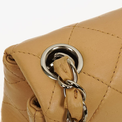 Chanel Mini Square Classic Flap Bag aus beigem gestepptem Lammleder mit silberfarbener Hardware