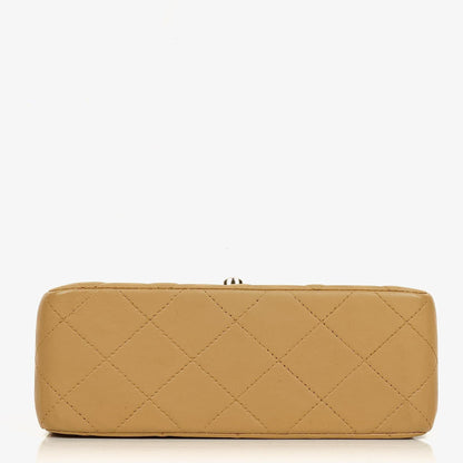 Chanel Mini Square Classic Flap Bag aus beigem gestepptem Lammleder mit silberfarbener Hardware