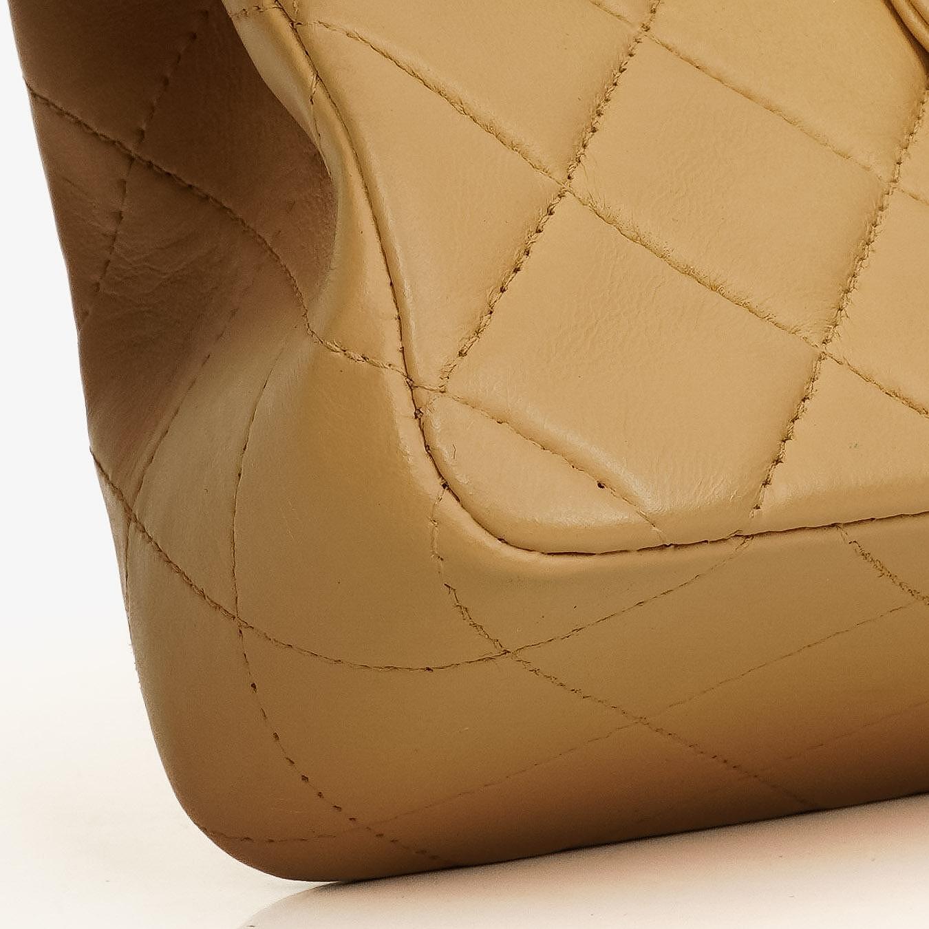 Chanel Mini Square Classic Flap Bag aus beigem gestepptem Lammleder mit silberfarbener Hardware