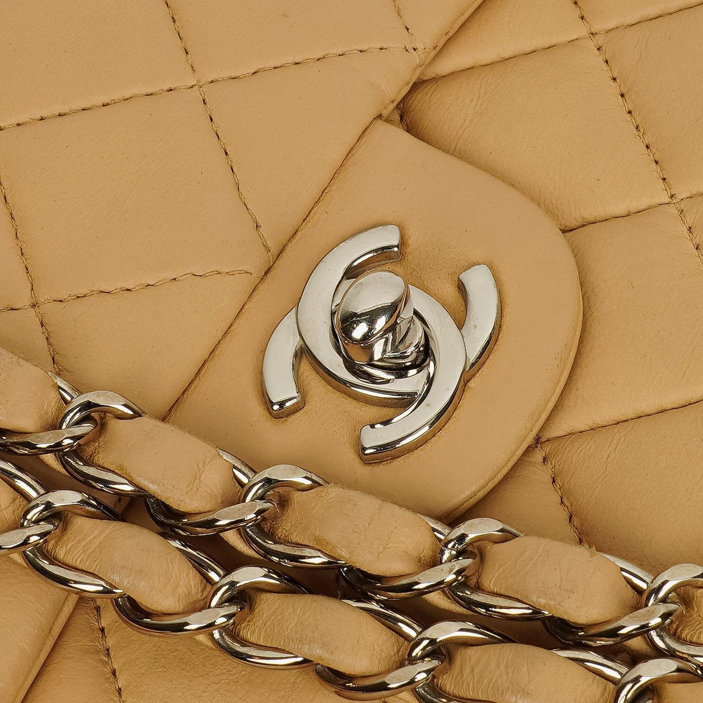 Chanel Mini Square Classic Flap Bag aus beigem gestepptem Lammleder mit silberfarbener Hardware
