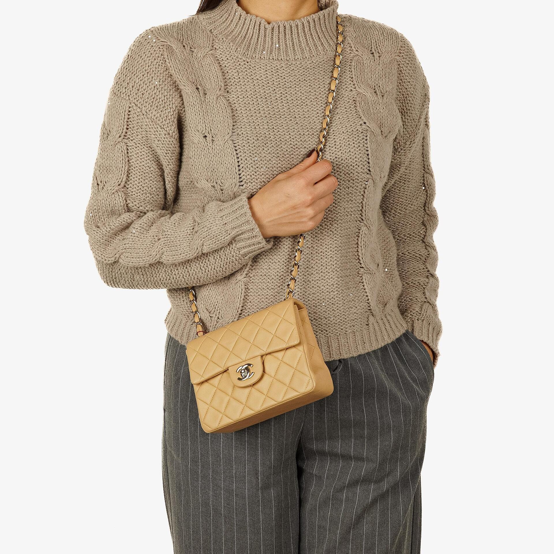 Chanel Mini Square Classic Flap Bag aus beigem gestepptem Lammleder mit silberfarbener Hardware