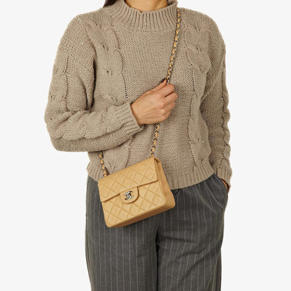 Chanel Mini Square Classic Flap Bag aus beigem gestepptem Lammleder mit silberfarbener Hardware