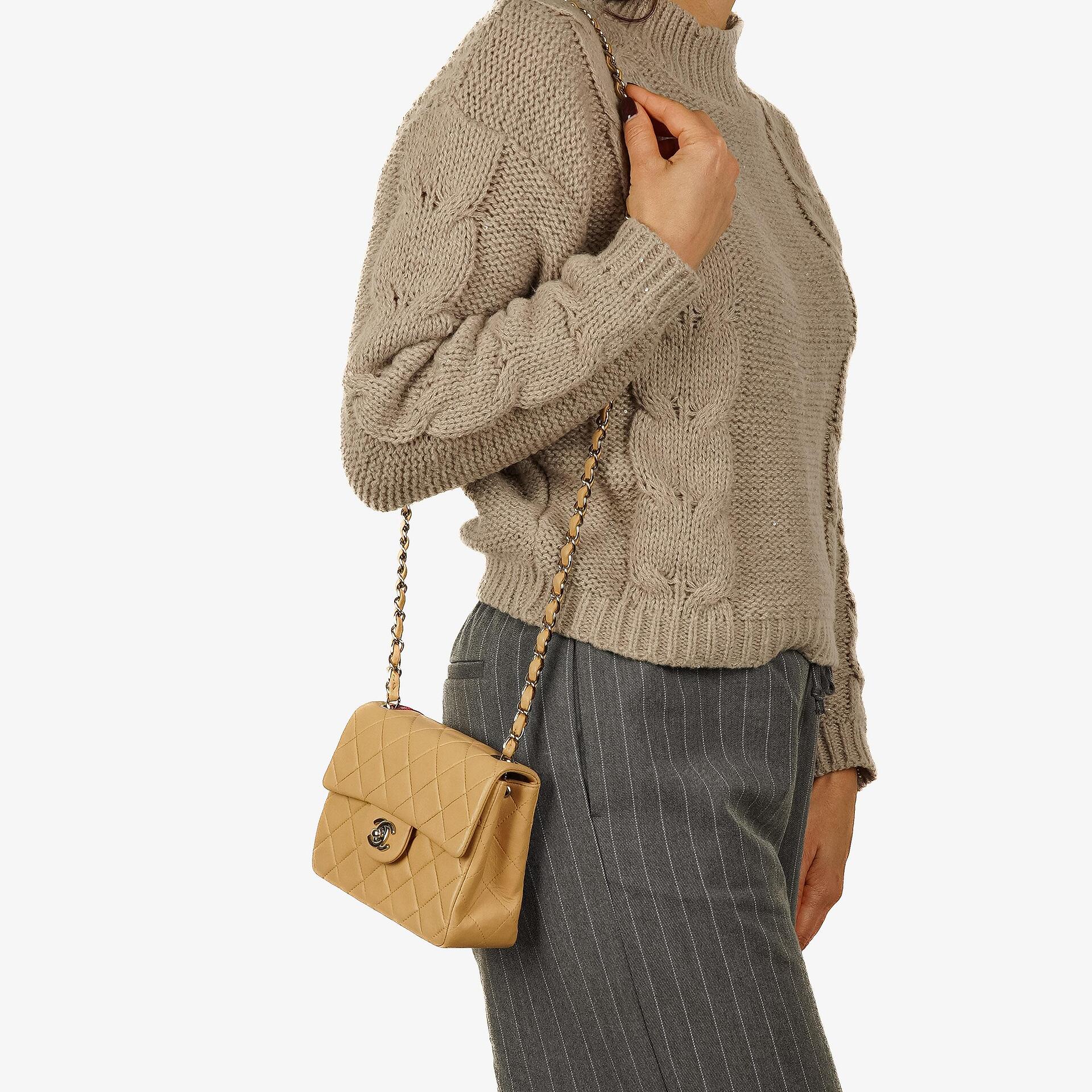 Chanel Mini Square Classic Flap Bag aus beigem gestepptem Lammleder mit silberfarbener Hardware