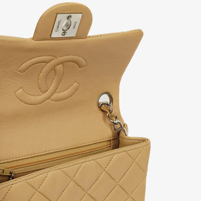 Chanel Mini Square Classic Flap Bag aus beigem gestepptem Lammleder mit silberfarbener Hardware