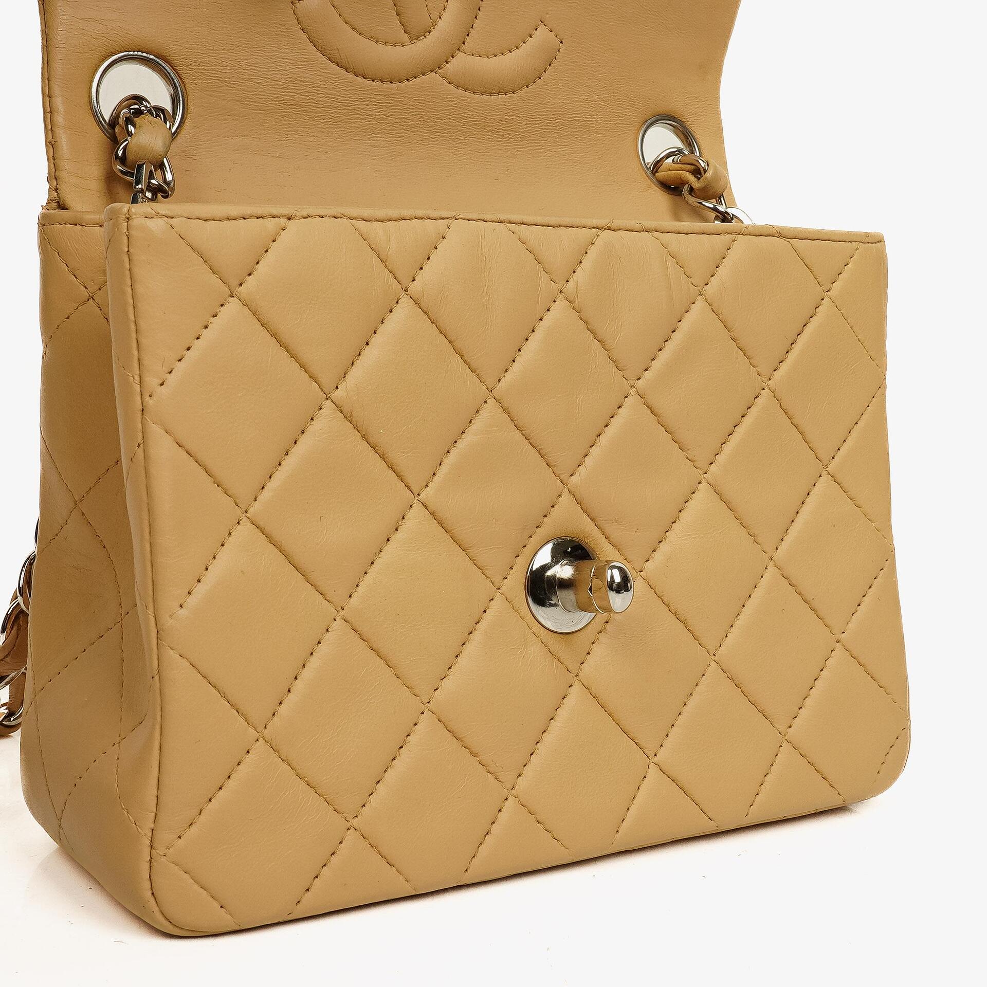 Chanel Mini Square Classic Flap Bag aus beigem gestepptem Lammleder mit silberfarbener Hardware