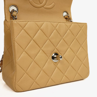 Chanel Mini Square Classic Flap Bag aus beigem gestepptem Lammleder mit silberfarbener Hardware