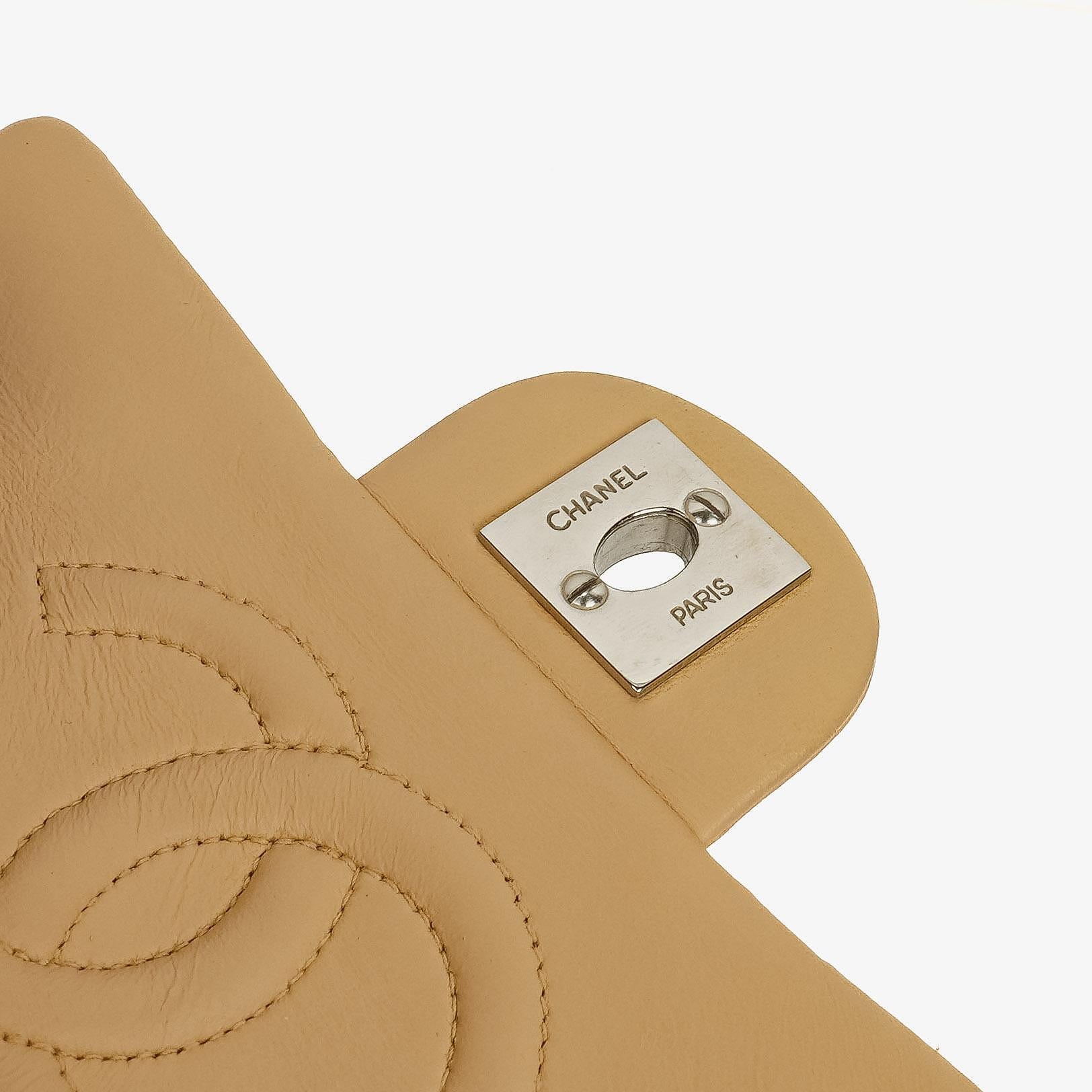 Chanel Mini Square Classic Flap Bag aus beigem gestepptem Lammleder mit silberfarbener Hardware