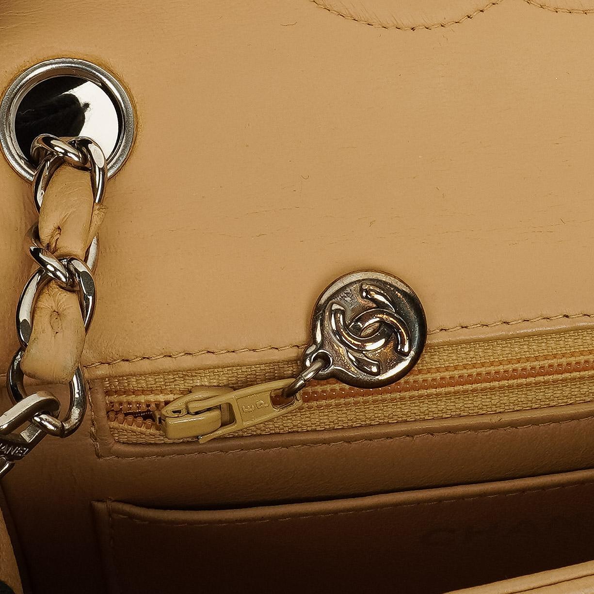 Chanel Mini Square Classic Flap Bag aus beigem gestepptem Lammleder mit silberfarbener Hardware