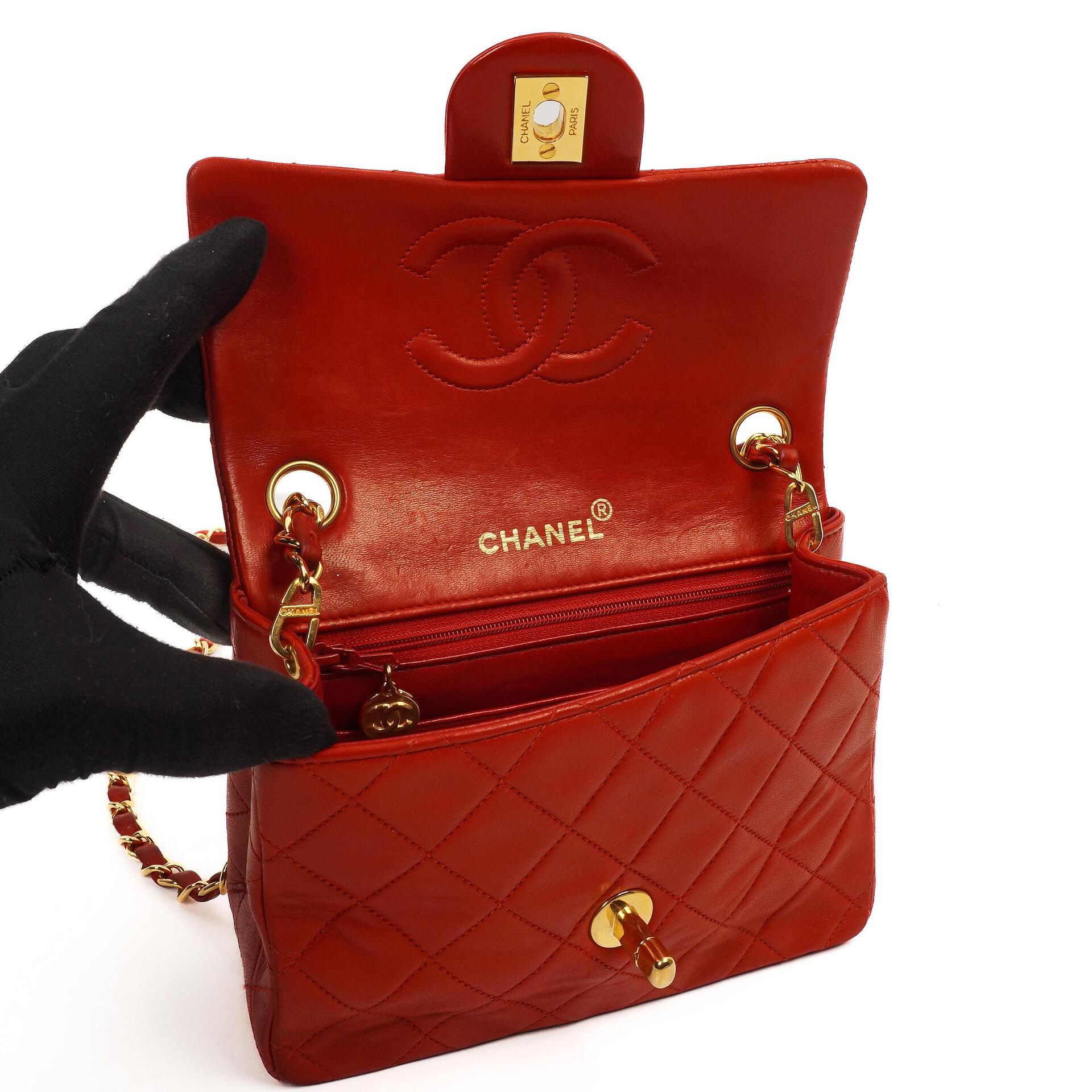 Chanel Mini Square Classic Flap Bag aus rotem gestepptem Lammleder mit 24K vergoldeten Beschlägen