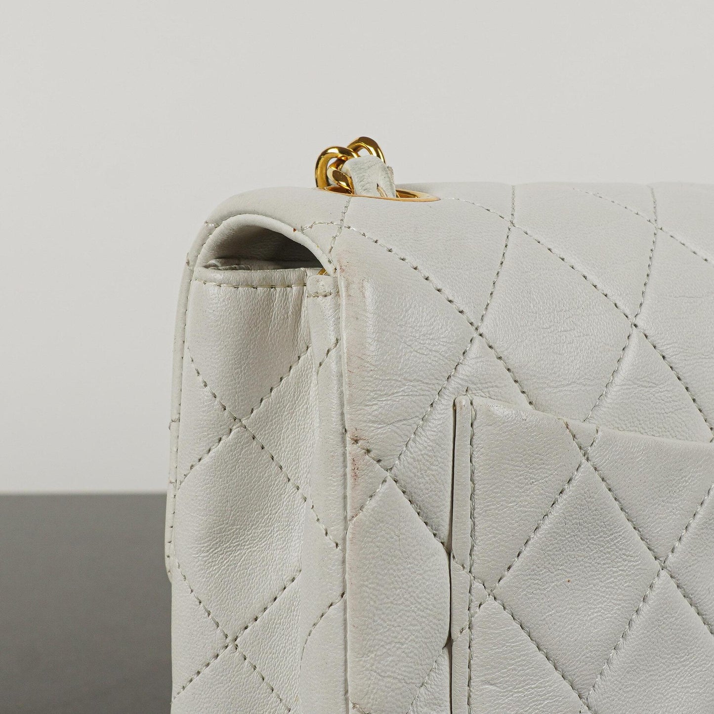 Chanel Mini Square Classic Flap Bag aus weißem gestepptem Lammleder mit 24K vergoldeten Beschlägen