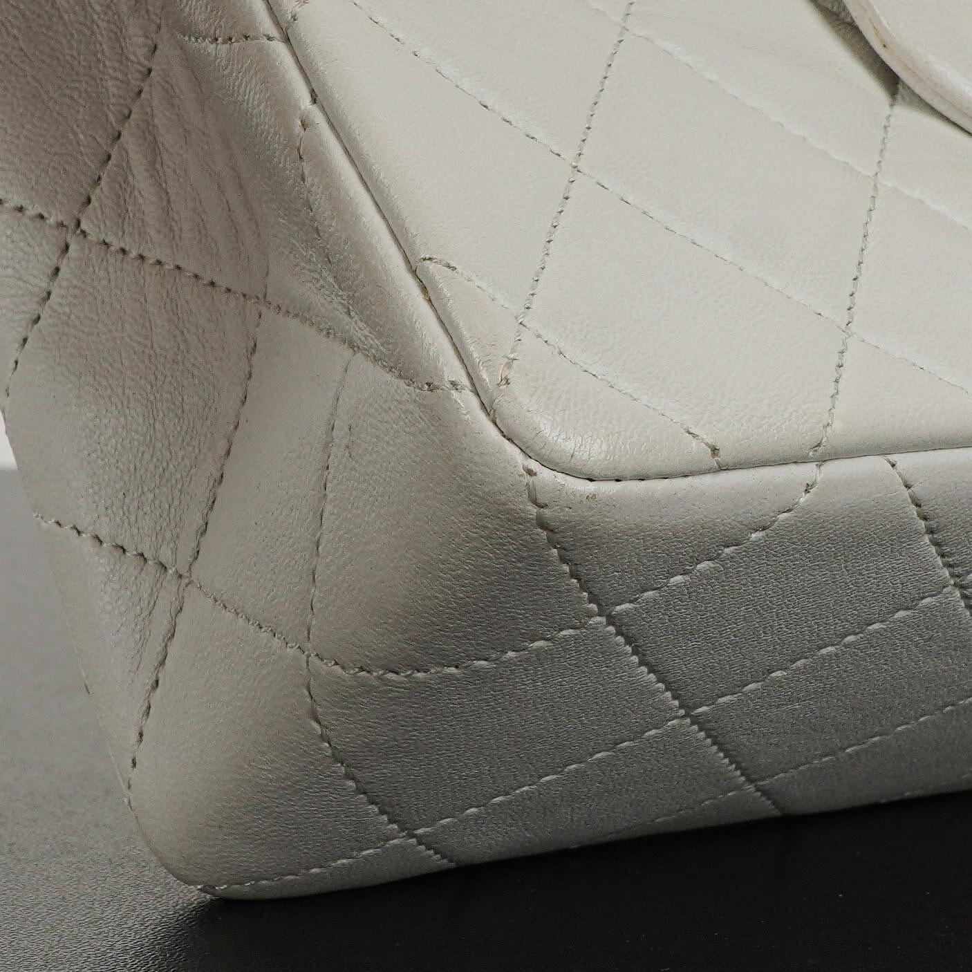 Chanel Mini Square Classic Flap Bag aus weißem gestepptem Lammleder mit 24K vergoldeten Beschlägen