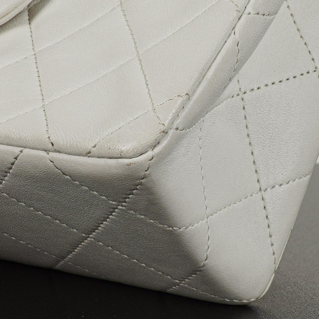 Chanel Mini Square Classic Flap Bag aus weißem gestepptem Lammleder mit 24K vergoldeten Beschlägen