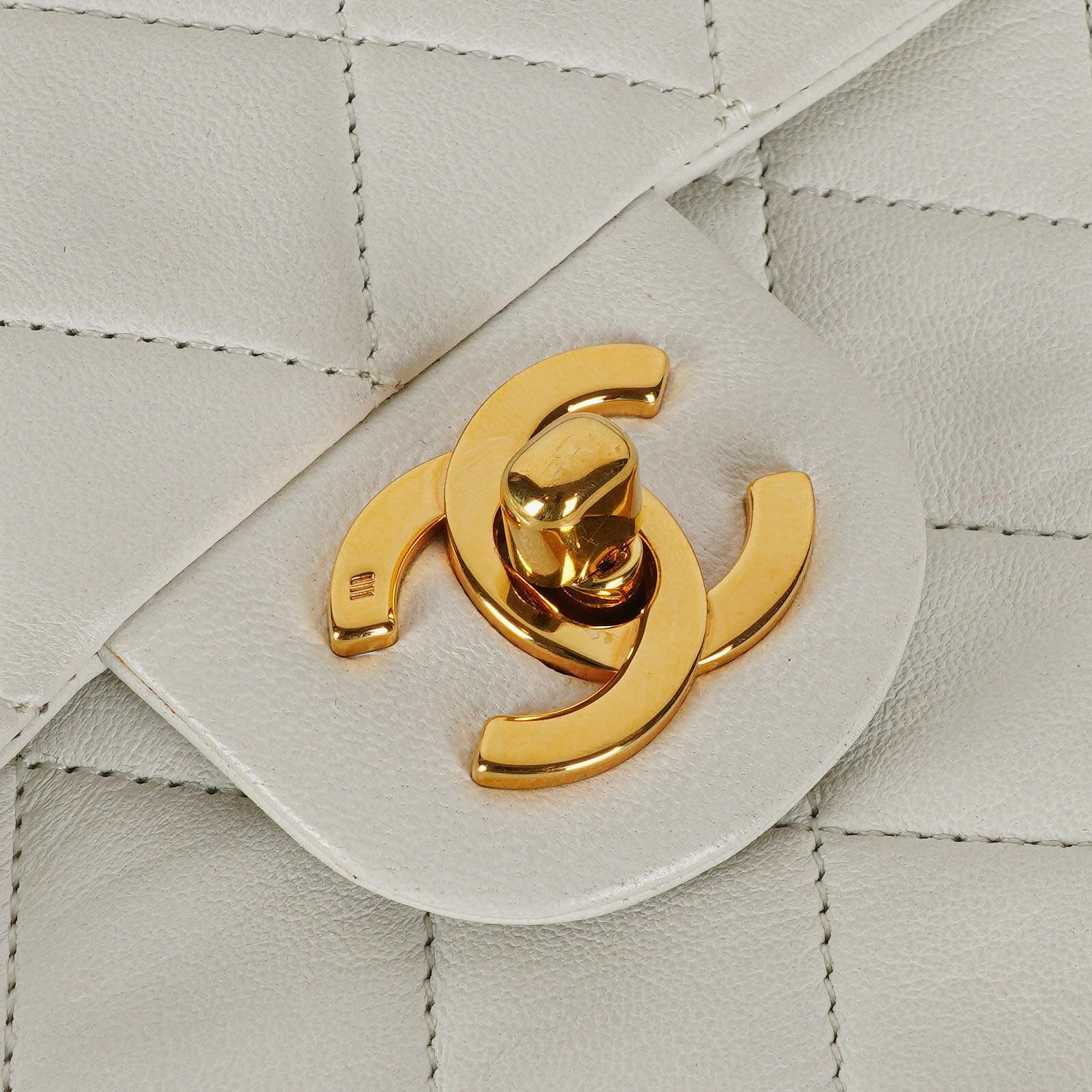 Chanel Mini Square Classic Flap Bag aus weißem gestepptem Lammleder mit 24K vergoldeten Beschlägen