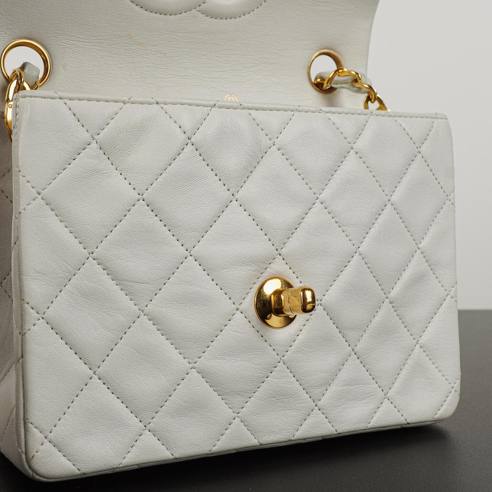 Chanel Mini Square Classic Flap Bag aus weißem gestepptem Lammleder mit 24K vergoldeten Beschlägen