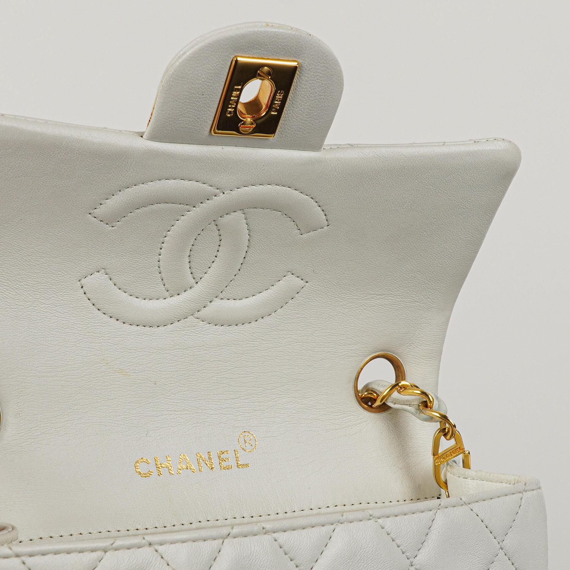 Chanel Mini Square Classic Flap Bag aus weißem gestepptem Lammleder mit 24K vergoldeten Beschlägen