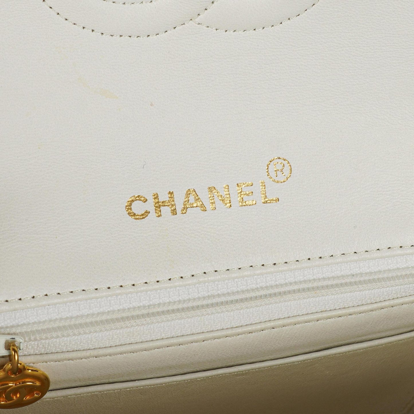 Chanel Mini Square Classic Flap Bag aus weißem gestepptem Lammleder mit 24K vergoldeten Beschlägen