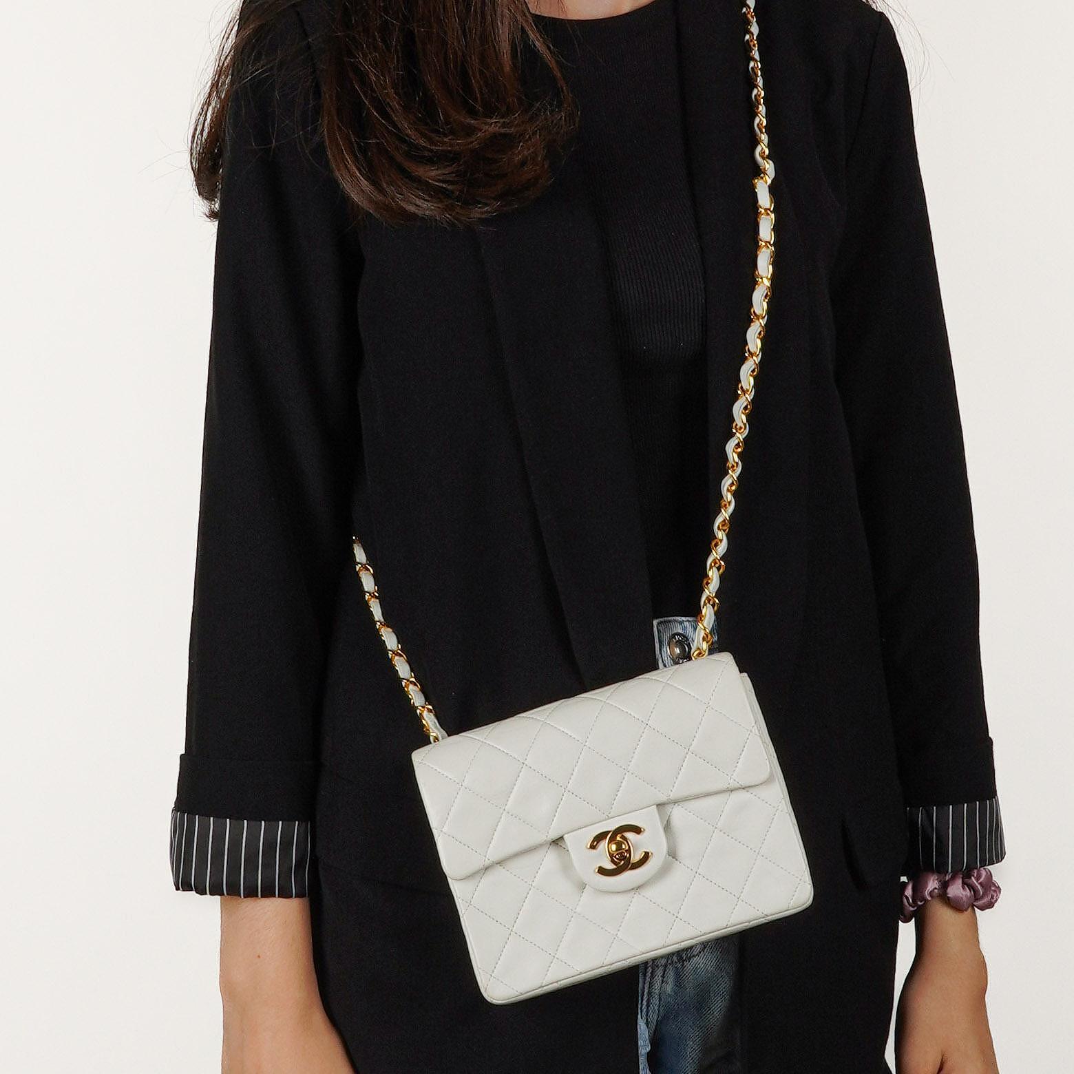 Chanel Mini Square Classic Flap Bag aus weißem gestepptem Lammleder mit 24K vergoldeten Beschlägen