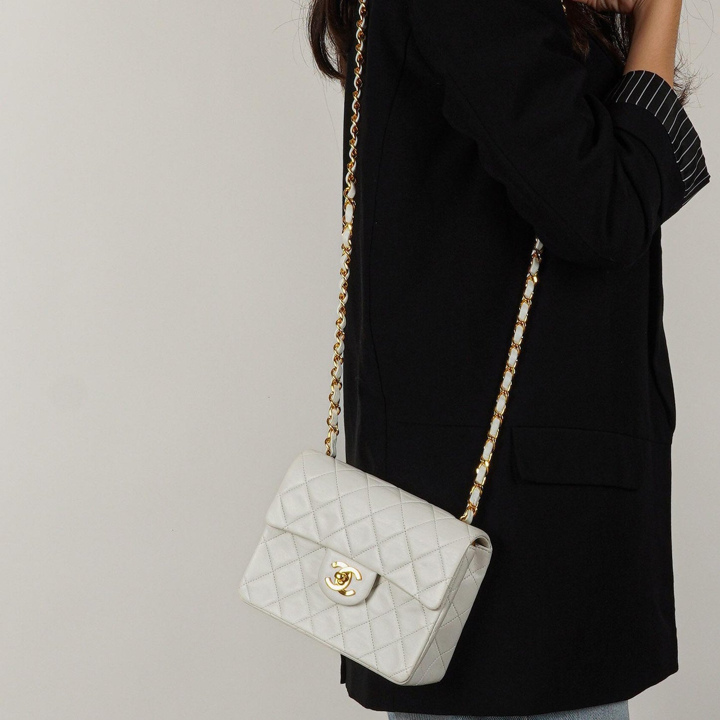 Chanel Mini Square Classic Flap Bag aus weißem gestepptem Lammleder mit 24K vergoldeten Beschlägen