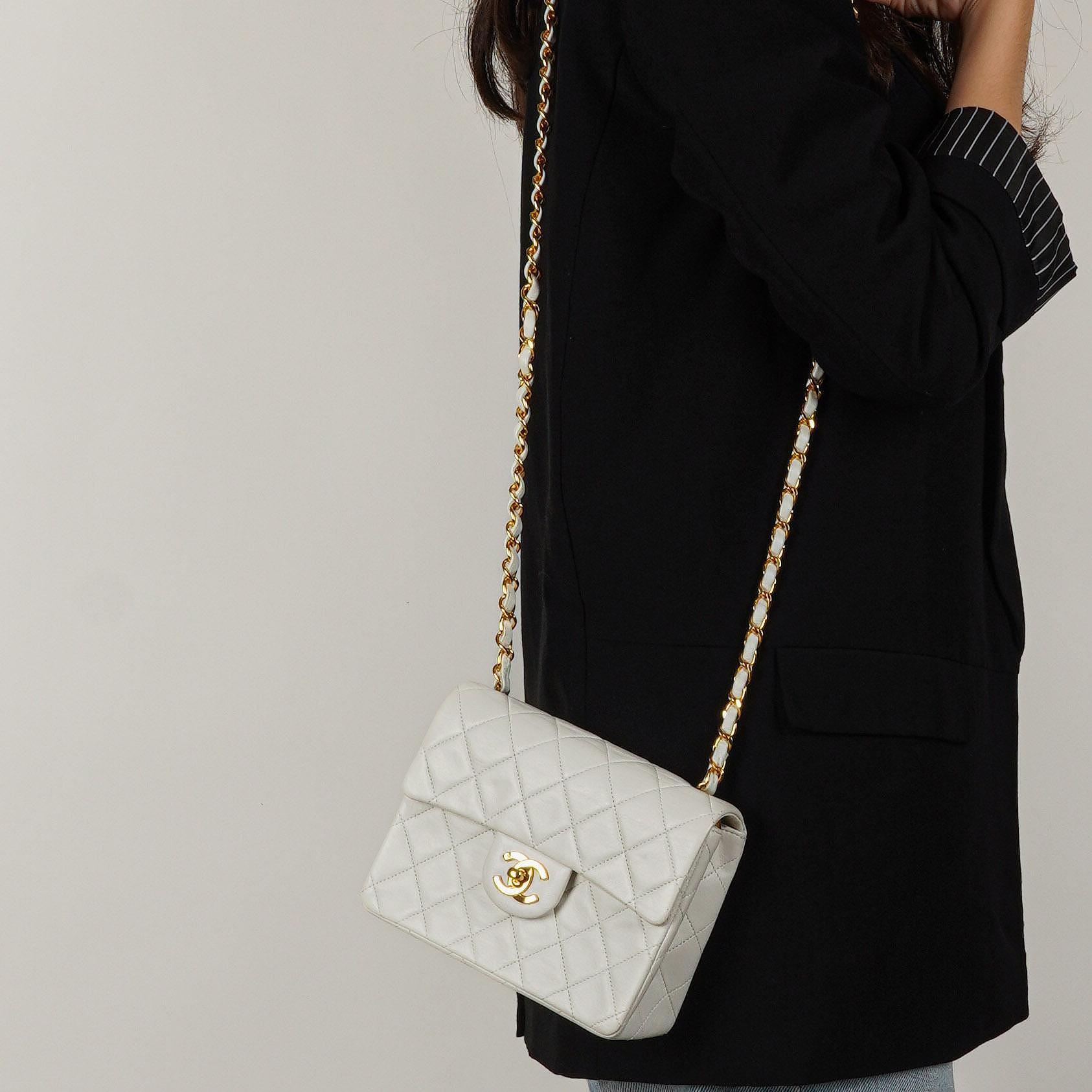 Chanel Mini Square Classic Flap Bag aus weißem gestepptem Lammleder mit 24K vergoldeten Beschlägen
