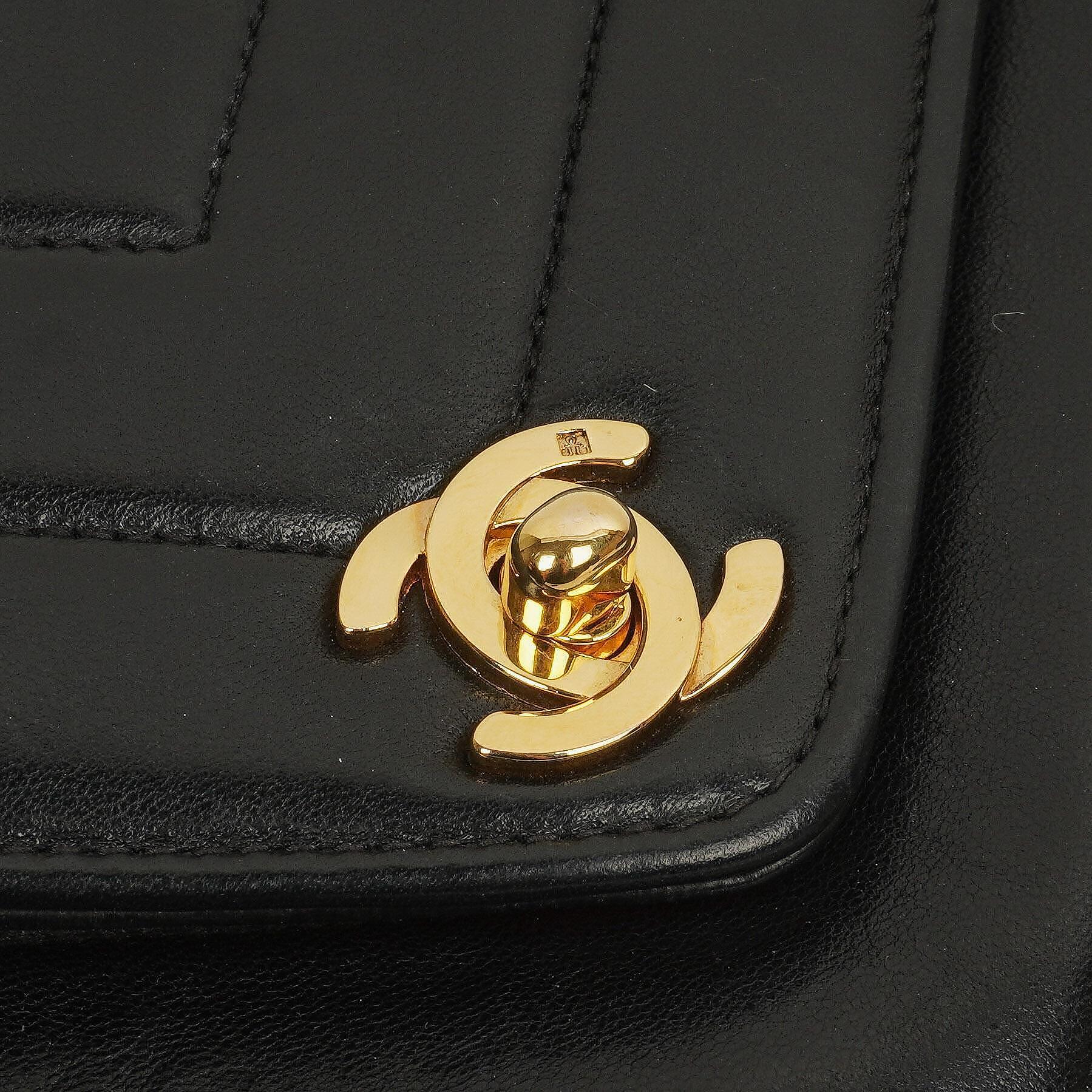 Chanel Mini Quadratische Klappentasche Chevron Gepolstertes Lammleder 24K vergoldete Hardware