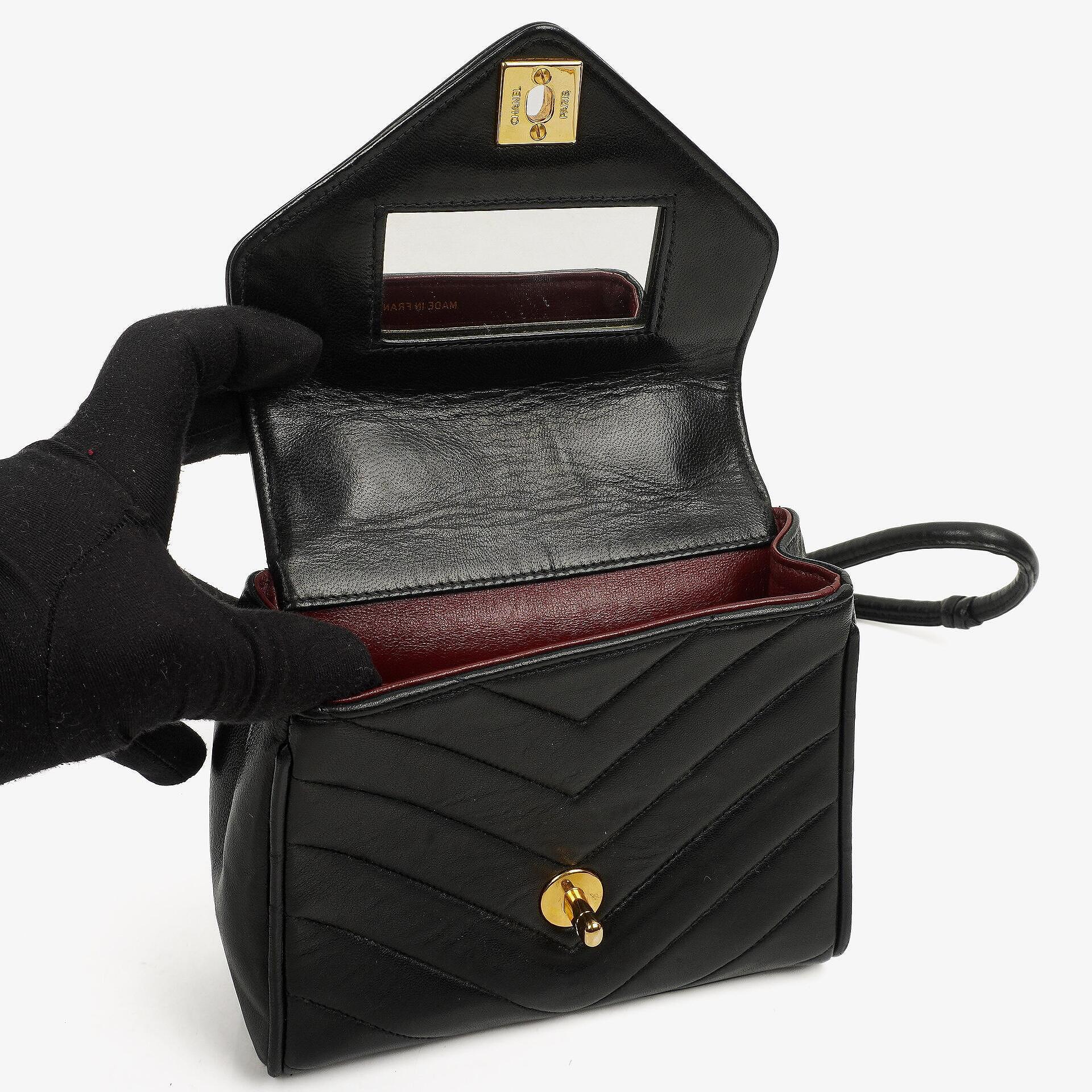 Chanel Mini Quadratische Klappentasche Chevron Gepolstertes Lammleder 24K vergoldete Hardware