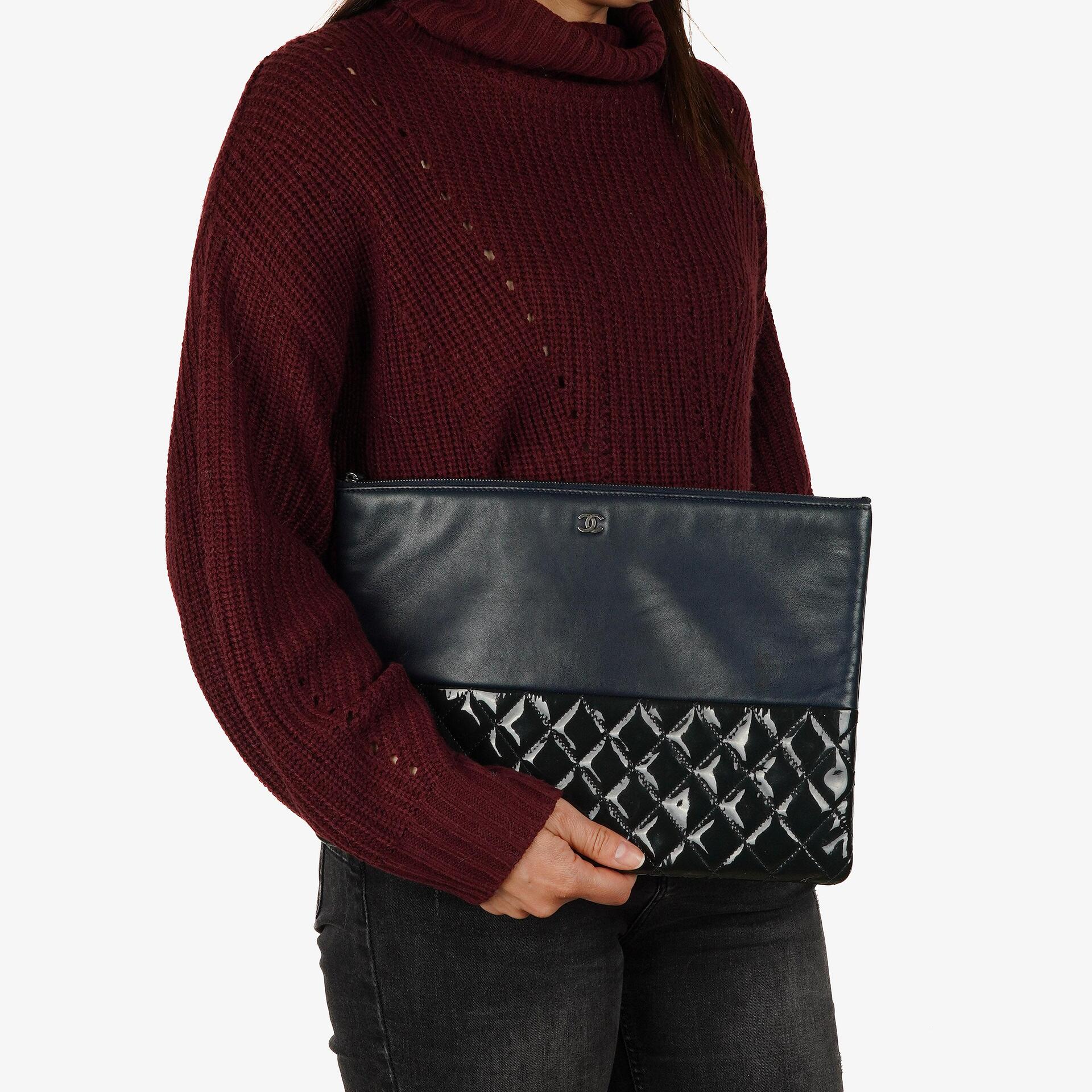 Chanel Große Kosmetiktasche aus marineblauem Lammleder und olivgrünem gestepptem Lackleder, 2014