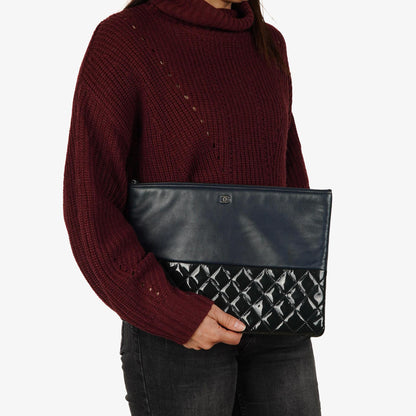 Chanel Große Kosmetiktasche aus marineblauem Lammleder und olivgrünem gestepptem Lackleder, 2014