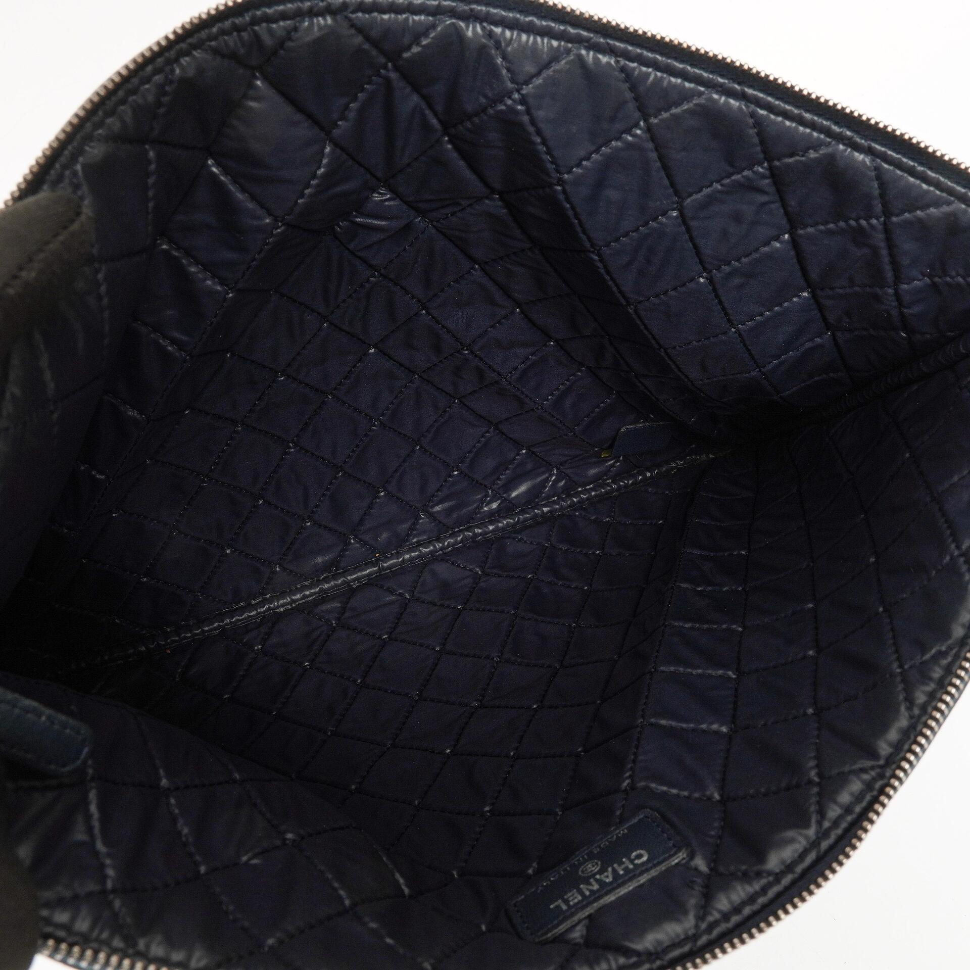 Chanel Große Kosmetiktasche aus marineblauem Lammleder und olivgrünem gestepptem Lackleder, 2014