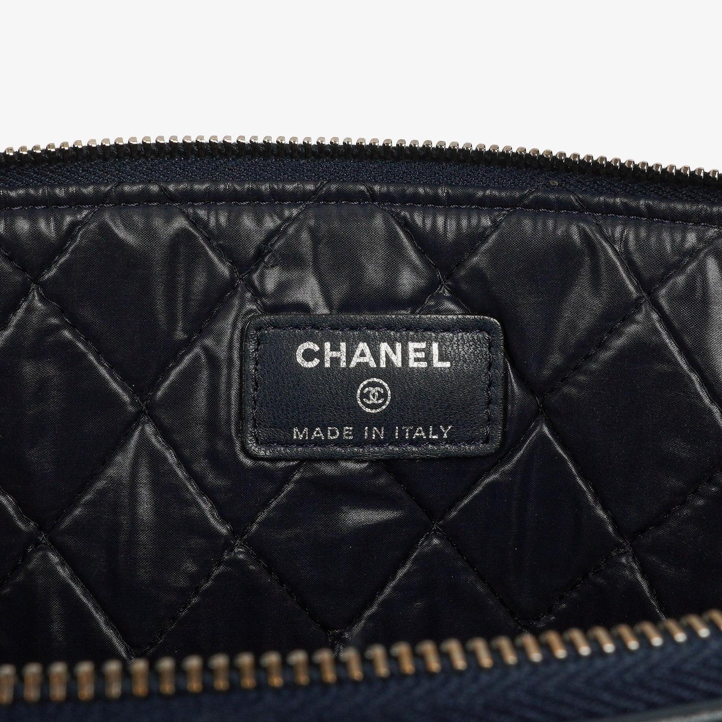 Chanel Große Kosmetiktasche aus marineblauem Lammleder und olivgrünem gestepptem Lackleder, 2014