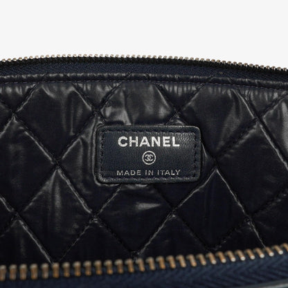 Chanel Große Kosmetiktasche aus marineblauem Lammleder und olivgrünem gestepptem Lackleder, 2014
