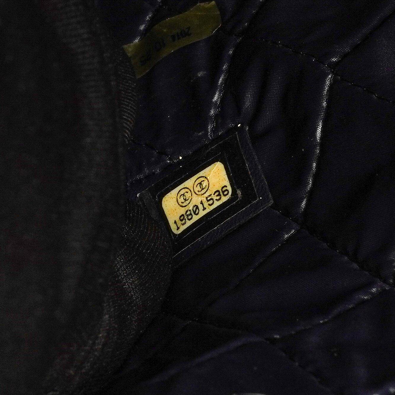 Chanel Große Kosmetiktasche aus marineblauem Lammleder und olivgrünem gestepptem Lackleder, 2014