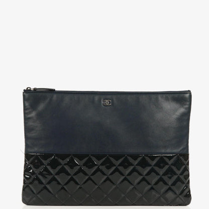 Chanel Große Kosmetiktasche aus marineblauem Lammleder und olivgrünem gestepptem Lackleder, 2014