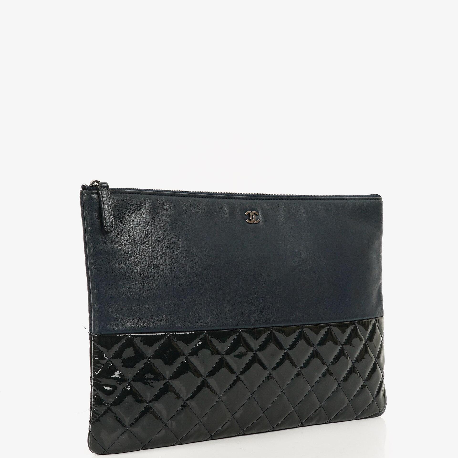 Chanel Große Kosmetiktasche aus marineblauem Lammleder und olivgrünem gestepptem Lackleder, 2014