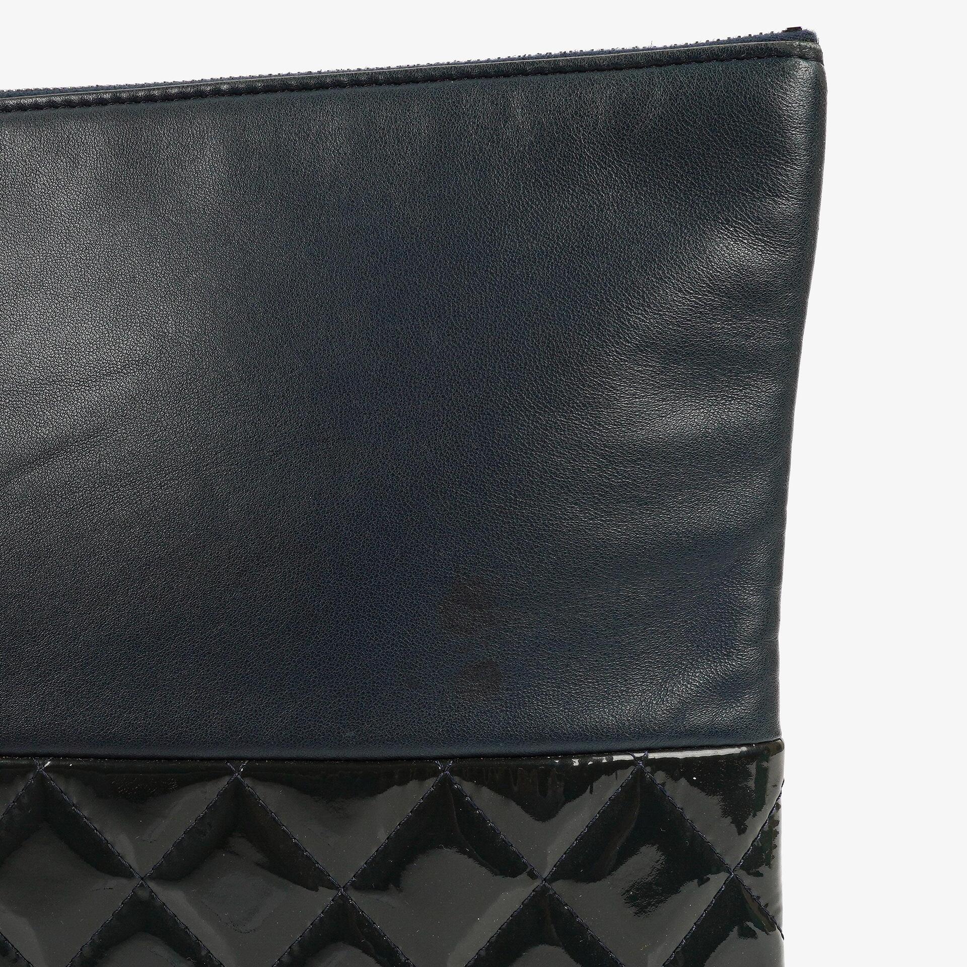Chanel Große Kosmetiktasche aus marineblauem Lammleder und olivgrünem gestepptem Lackleder, 2014