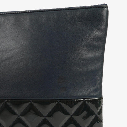 Chanel Große Kosmetiktasche aus marineblauem Lammleder und olivgrünem gestepptem Lackleder, 2014