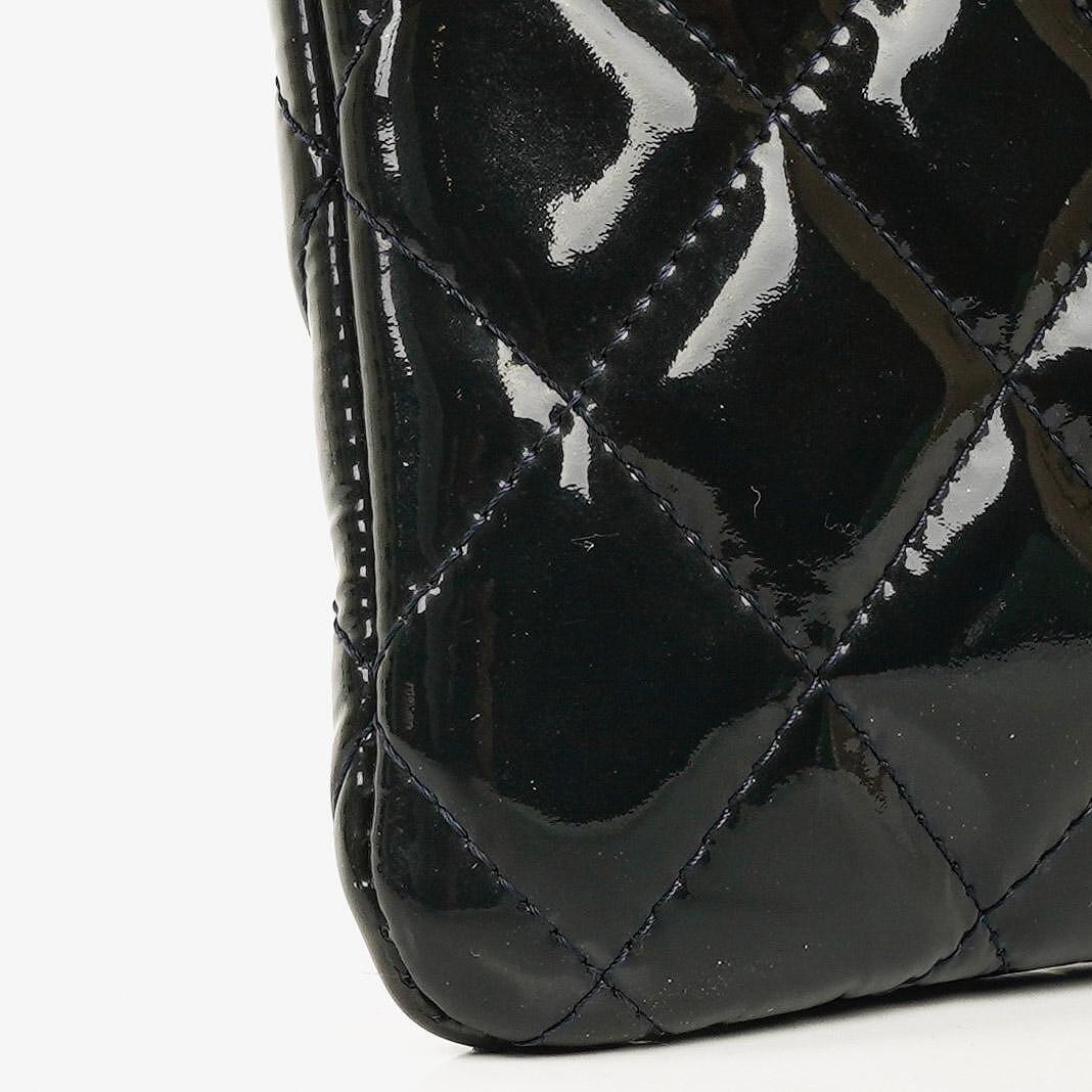 Chanel Große Kosmetiktasche aus marineblauem Lammleder und olivgrünem gestepptem Lackleder, 2014