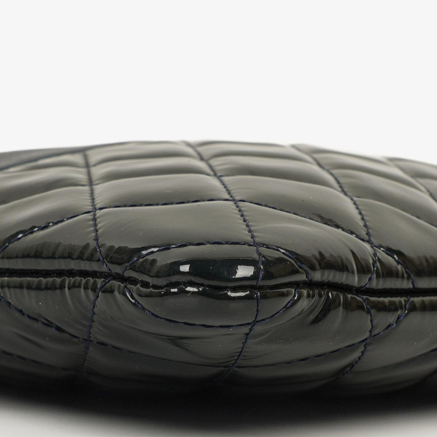 Chanel Große Kosmetiktasche aus marineblauem Lammleder und olivgrünem gestepptem Lackleder, 2014