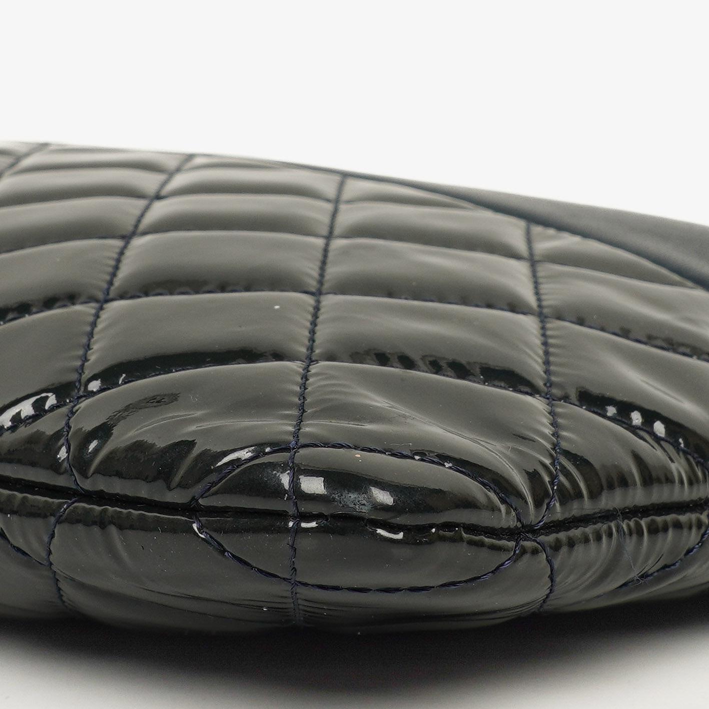 Chanel Große Kosmetiktasche aus marineblauem Lammleder und olivgrünem gestepptem Lackleder, 2014