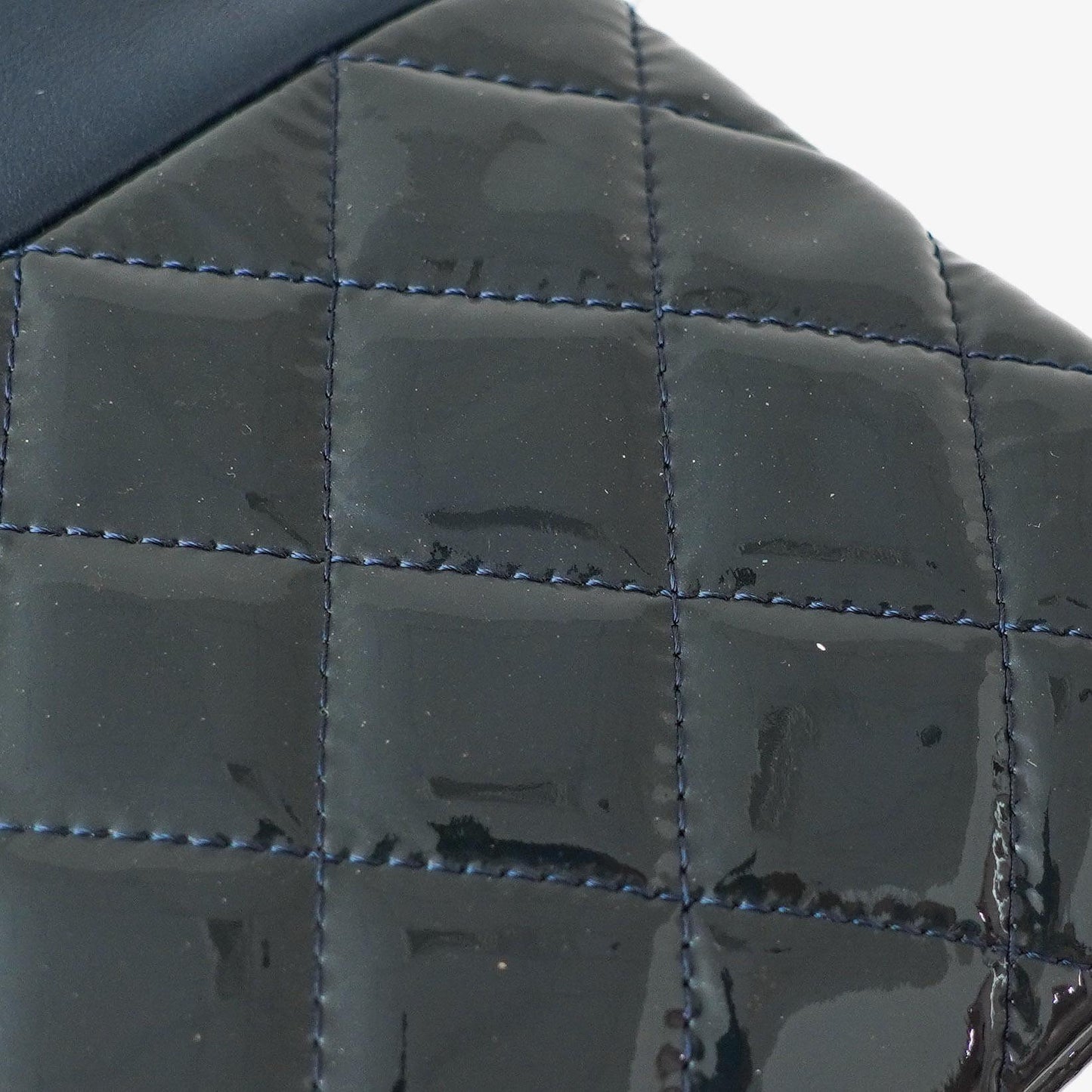 Chanel Große Kosmetiktasche aus marineblauem Lammleder und olivgrünem gestepptem Lackleder, 2014