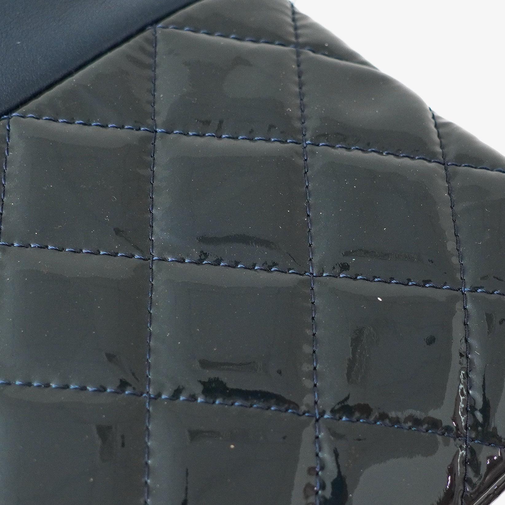 Chanel Große Kosmetiktasche aus marineblauem Lammleder und olivgrünem gestepptem Lackleder, 2014