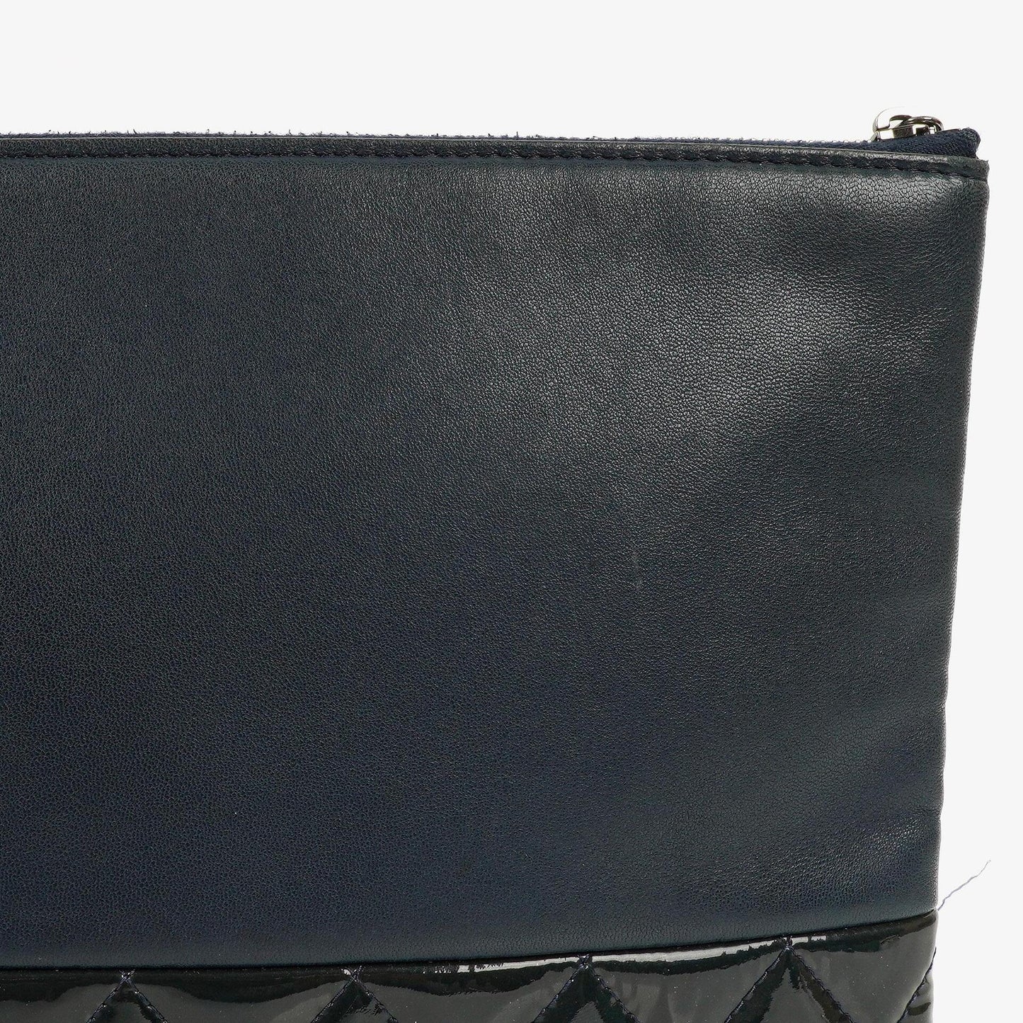 Chanel Große Kosmetiktasche aus marineblauem Lammleder und olivgrünem gestepptem Lackleder, 2014