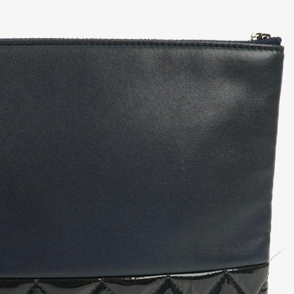 Chanel Große Kosmetiktasche aus marineblauem Lammleder und olivgrünem gestepptem Lackleder, 2014