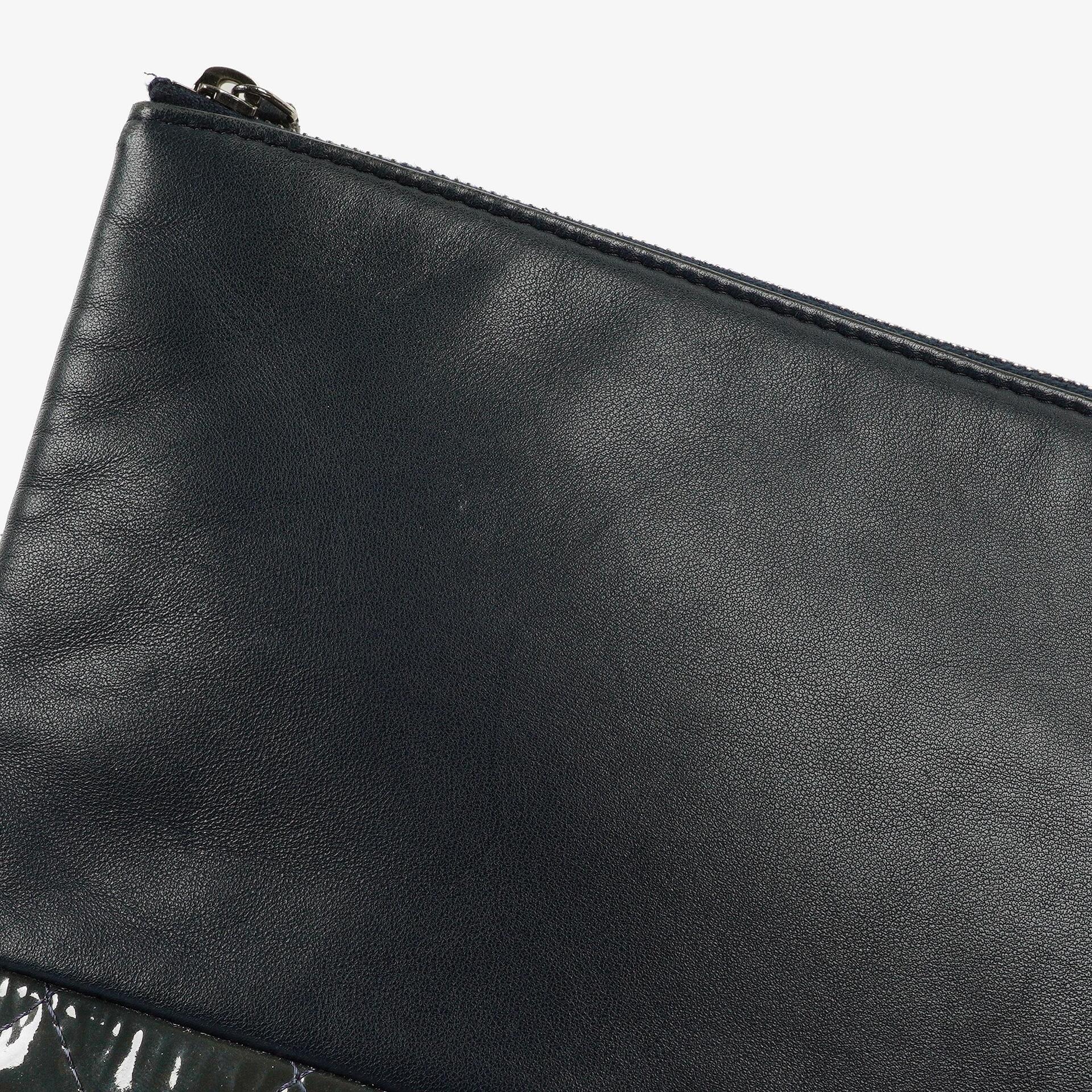 Chanel Große Kosmetiktasche aus marineblauem Lammleder und olivgrünem gestepptem Lackleder, 2014