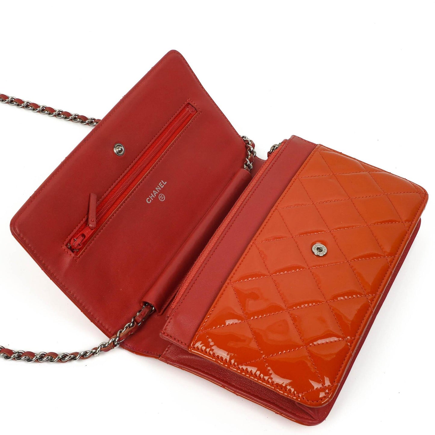 CHANEL Wallet on Chain WOC aus orangefarbenem gestepptem Lackleder mit pinkem CC-Logo und silberfarbenen Beschlägen