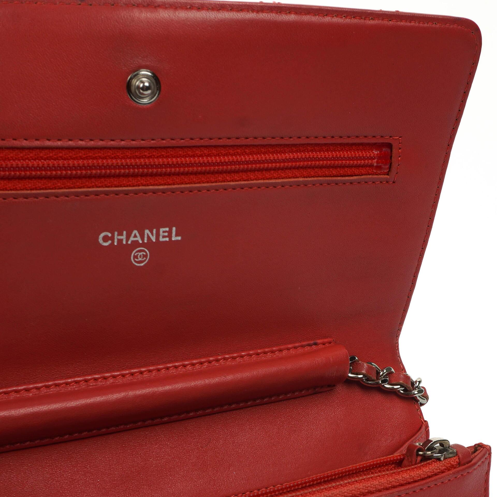 CHANEL Wallet on Chain WOC aus orangefarbenem gestepptem Lackleder mit pinkem CC-Logo und silberfarbenen Beschlägen